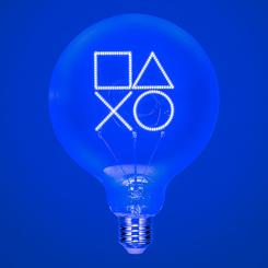 La esencia de PlayStation cobra vida con esta espectacular bombilla LED neón, diseñada para los verdaderos apasionados del gaming. Con tecnología LED de bajo consumo y un diseño icónico, esta bombilla E27 