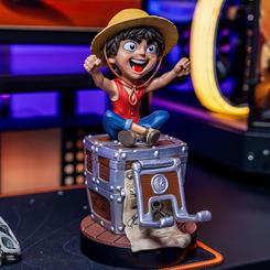 El espíritu aventurero de los Piratas del Sombrero de Paja se hace tangible con este Cable Guy de 20 cm protagonizado por Monkey D. Luffy “Wanted Poster”, que combina un soporte funcional para cargar mandos 