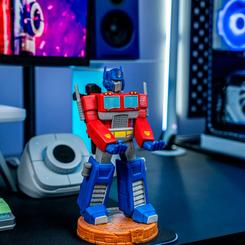 Una presencia imponente se apodera de tu espacio de entretenimiento con este Cable Guy de Optimus Prime de 20 cm, diseñado para sostener y cargar mandos de consola y teléfonos inteligentes mientras irradias el poder de los Autobots.