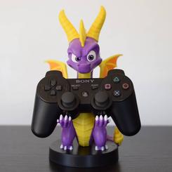 Púrpura legendario y alas doradas en tu mesa: el Cable Guy Spyro the Dragon mantiene tu mando o móvil bien sujeto mientras aporta color y nostalgia gamer. Con 21 cm de altura, su base estable y la postura de Spyro