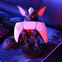 Picardía ochentera en tu setup: el Cable Guy Stripe – Gremlins sujeta con firmeza tu mando o móvil mientras mantiene la mesa ordenada. Con 21 cm de altura, ofrece una base estable y una postura 