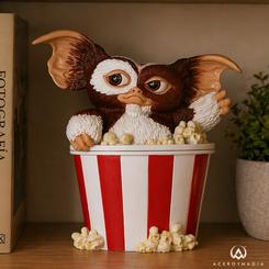 Caja Gizmo Gremlins de resina que transforma cualquier estantería en una escena icónica de cine. Su diseño con Gizmo asomando entre palomitas capta la atención al instante y convierte una pieza funcional en un objeto de colección con presencia propia.