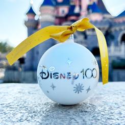 Celebra la temporada navideña de una manera verdaderamente especial con el deslumbrante Caja bolas de Navidad Disney 100 Aniversario.

Estas impresionantes bolas de Navidad, adornadas con intrincados patrones plateados