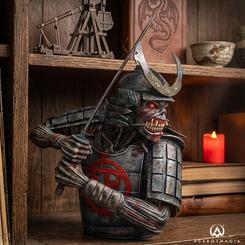 El acero parece recién marcado por la batalla, aunque todo nace de una escultura de resina. Esta caja busto Iron Maiden Senjutsu 41 cm convierte a Eddie samurái en una presencia frontal, oscura y afilada