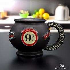 Una exploración mágica comienza cada mañana con esta taza 3D de dolomita de 500 ml inspirada en la mítica Plataforma 9 ¾ y el Hogwarts Express, donde el diseño en relieve reproduce con detalle el emblema circular