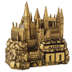 Imagina estar en los terrenos de Hogwarts cada día con este encantador calendario perpetuo de *Harry Potter™*. Esta figura de resina, de un hermoso color dorado envejecido, captura el icónico castillo de Hogwarts