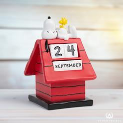 Experimenta la comodidad y la diversión con el Calendario Perpetuo Snoopy Doghouse. Este es un calendario fabricado con resina de alta calidad y pintado a mano con detalles vibrantes y coloridos.