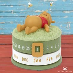 Celebra cada día con el encanto atemporal del Calendario Perpetuo de Winnie the Pooh. Esta adorable figura captura a Pooh Bear recostado en la hierba, contemplando el cielo mientras dos abejas revolotean sobre él