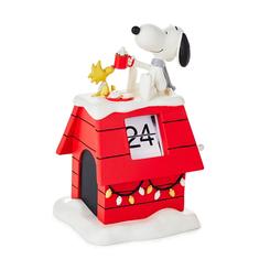 Celebra la magia de la Navidad con la encantadora figura Peanuts Snoopy and Woodstock on Doghouse Christmas Countdown Calendar. Esta figura navideña cuenta con Snoopy y Woodstock 