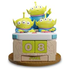 Un toque de diversión diaria y nostalgia Pixar llega con el calendario perpetuo 3D Alien Toy Story Disney Pixar, una pieza decorativa que transforma cualquier escritorio, estantería o rincón especial en un espacio con más personalidad. 
