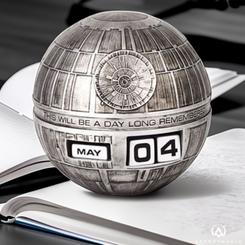 Cada día puede comenzar con un toque del poder de la Estrella de la Muerte gracias a este impresionante calendario perpetuo de *Star Wars*. Hecho de resina, este calendario captura la esencia del icónico símbolo del Imperio