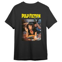 El cine de culto tiene una imagen que lo dice todo, y esta camiseta Mia Pulp Fiction adulto lo convierte en estilo diario con un diseño icónico: el clásico póster con Mia en primer plano y el título en amarillo sobre negro