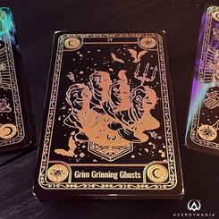 Esta carta de tarot Grim Grinning Ghosts captura la esencia gótica y misteriosa de Haunted Mansion con un diseño en tonos dorados y negros. En el centro, cuatro bustos fantasmales flotan con expresiones traviesas