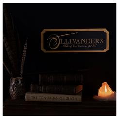Magia de Callejón Diagon con un acabado elegante y un efecto sorpresa perfecto para la noche: el cartel Ollivanders Harry Potter (30 x 11 cm) reproduce el estilo clásico de la tienda de varitas más famosa con un diseño negro refinado