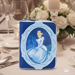 Un icono del cine convertido en accesorio diario. Esta billetera Disney Loungefly rinde homenaje al 75 aniversario de La Cenicienta con un diseño azul profundo que brilla con purpurina y enmarca a la princesa en un óvalo 