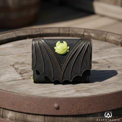 Pura magia de cine en tus manos: esta cartera Como Entrenar a Tu Dragón de Loungefly luce textura tipo escamas, apliques en forma de alas y el toque neón del icono de Desdentao para un look inconfundible. 