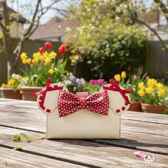 El estilo más delicado y reconocible de Minnie Mouse cobra forma en esta cartera Disney Loungefly Minnie Mouse, un accesorio compacto que destaca por su diseño cuidado y su excelente funcionalidad.