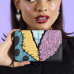 Color, textura y mucho encanto remendado: la Cartera Sally – Pesadilla Antes de Navidad de Disney Loungefly combina paneles en relieve inspirados en el vestido de Sally con un interior forrado de estampado temático