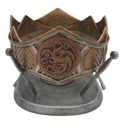Lleva el poder y la majestuosidad de los Targaryen a tu colección con la réplica a tamaño real de la corona de Viserys Targaryen de la serie "Casa del Dragón". Esta impresionante corona, fabricada en metal