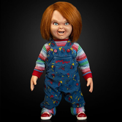 Presencia de plató en tu estantería: la Réplica 1:1 Chucky Doll de la serie Chucky llega con el gesto malicioso y la actitud que recuerdas de la pantalla, reproducidos a escala real con 66 cm de altura.