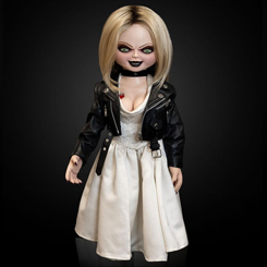 Terror con brillo de laca y cuero negro: la Réplica 1:1 Tiffany Doll de la serie Chucky irrumpe en tu colección con presencia cinematográfica auténtica, creada junto a Alterian Inc. y el maestro de efectos Tony Gardner
