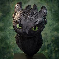 La mirada verde parece seguirte incluso antes de que el busto entre en escena. Este busto Desdentado escala real 66 cm convierte al Furia Nocturna de Cómo entrenar a tu dragón en una pieza Life Size 