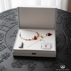 Un detalle capaz de convertir un gesto en recuerdo: el Cofre de la Rosa Encantada reúne en un solo estuche blanco de acabado elegante una selección de piezas con estética de cuento