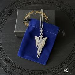 ¡Sé la envidia de todos con el deslumbrante colgante élfico de Arwen "Estrella del Atardecer"! Este collar es una réplica oficial de la trilogía de películas "El Señor de los Anillos" y es una pieza de joyería realmente especial.
