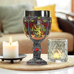 Muestra tu lealtad a Gryffindor con esta elegante copa oficial de la saga de Harry Potter. Simbolizada por el imponente león, esta copa celebra los valores de valentía y honor que Godric Gryffindor
