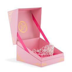 Descubre el resplandor de la elegancia teatral con la Corona Bubble de Glinda, una joya de 24,3 × 24,3 × 17,2 cm que rinde homenaje al icónico accesorio de la Bruja Buena en Wicked. 