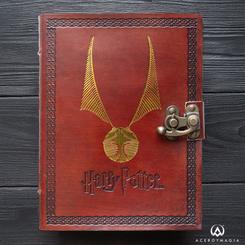 El Cuaderno de Piel Quidditch es el accesorio perfecto para los fanáticos de Harry Potter que buscan combinar estilo y funcionalidad en su día a día. Con una tapa blanda de PU, de 22,5 x 17 x 2,6 cm