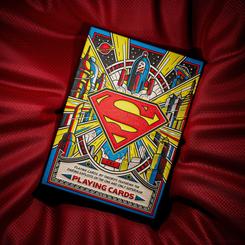 Añade la fuerza y el poder de *Superman* a tus partidas con la baraja de cartas *Superman: The Man of Steel*. Estos naipes de primera calidad están diseñados para resistir las batallas más intensas en la mesa de juego
