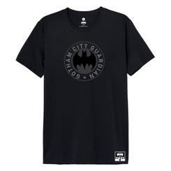 Camiseta Batman logo con presencia inmediata y acabado sobrio que entra por los ojos desde el primer vistazo. El emblema circular de Gotham impone sin estridencias sobre una base negra limpia, con una estética reconocible que funciona 