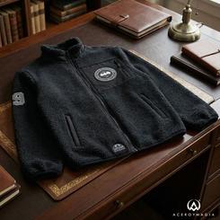 Chaqueta sherpa Batman pensada para quienes buscan una prenda con presencia, abrigo y estética de colección en una sola pieza. Esta chaqueta sherpa Batman combina diseño reconocible, acabado suave
