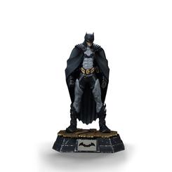 ¡Embárcate en una aventura épica con la estatua Art Scale 1/10 de Batman diseñada por Rafael Grampá! Este coleccionable oficialmente autorizado captura la esencia del Caballero Oscuro 