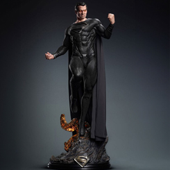 Estatua 1/3 de Superman en su versión Black Suit. Esta edición especial, con unas dimensiones aproximadas de 80 x 33 x 39 cm, es el tesoro más codiciado para los verdaderos amantes del Hombre de Acero.