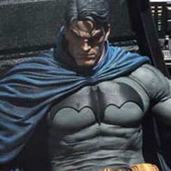 ¡Atención a todos los seguidores de DC Comics y amantes de Batman! Tenemos el placer de presentarles una estatua que los dejará sin aliento. La impresionante estatua de la colección Legacy Throne de DC Comics, versión Ultimate