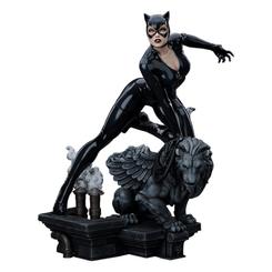 Con una altura aproximada de 47 cm, la impresionante maquette de Catwoman a escala 1/4 de Sideshow y Tweeterhead captura a la ladrona más astuta de Gotham en todo su esplendor. 