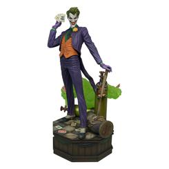 La locura más elegante y perturbadora llega a tu colección con la impresionante Maquette de The Joker, en escala 1/4 y con una altura imponente de 61 centímetros. 