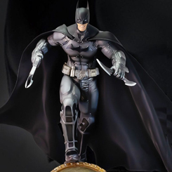 ¡Prepárate para una experiencia épica en la oscura Gotham City con la estatua de Batman de Arkham Origins 2.0 en su versión Deluxe! Inspirada en los eventos intensos de una Nochebuena caótica