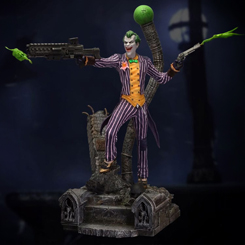 ¡Descubre la locura del Joker de DC Comics con esta impresionante estatua en escala 1:8 de Arkham Origins! El Joker, el villano loco y asesino, es el archienemigo de Batman. 