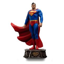 Admira el poder y la majestuosidad de Superman con esta impresionante estatua a escala 1/4 de la colección Legacy Replica. Con una altura aproximada de 57 cm, esta figura de poliresina captura al Hombre de Acero 