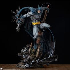 Adéntrate en el mundo de DC Comics con la imponente estatua Premium Format de Batman. Con una altura aproximada de 68 cm, esta obra maestra de poliresina captura toda la fuerza y determinación del legendario Caballero Oscuro.