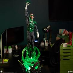 ¡Prepárate para la epopeya cósmica con la estatua premium Green Lantern de DC Comics de Sideshow! Esta imponente figura captura la esencia del protector intergaláctico en su clásica apariencia de cómic