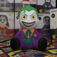 Figura de vinilo del Joker basado en los comics de DC Comics con licencia oficial en un bonito aspecto de bordado de punto. Tiene aproximadamente13 cm de alto y viene en una caja