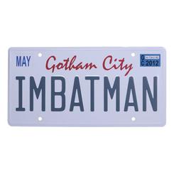Todo Batmobile necesita una matrícula de Soy Batman. Esta placa de matrícula de metal  grabada y es el complemento perfecto para cualquier colección de Batman. La placa tiene unas