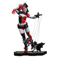 ¡Atrae la atención de tus amigos con la impresionante estatua de Harley Quinn de la línea "Rojo, Blanco y Negro" de DC Direct! Con una altura de aproximadamente 18 cm, esta estatua de resina es una adición impresionante a cualquier colección 