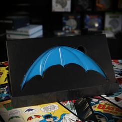 Batarang clásico con licencia oficial como se ve en la serie de cómics original. Limitado a 5000 en todo el mundo, numerados individualmente, con una tarjeta de arte y un soporte de exhibición 