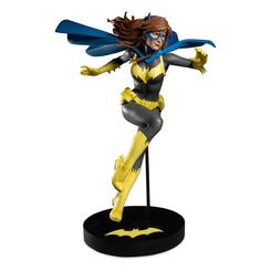 Conocido por sus hermosos diseños de personajes femeninos y sus populares portadas de cómics, la versión de Joshua Middleton de esta estatua de Batgirl a escala 1:6 muestra a Barbara Gordon 