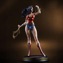 ¡Embárcate en una odisea visual con la estatua de resina DC Direct DC Cover Girls Wonder Woman diseñada por J. Scott Campbell de 25 cm! Este destacado artista de portadas presenta su segunda estatua en la línea DC Cover Girls